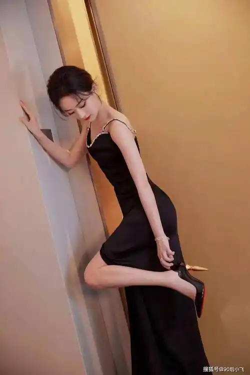 赵丽颖在女明星中不是很高,但她的骨架很小,尤其是锁骨,可以很好地