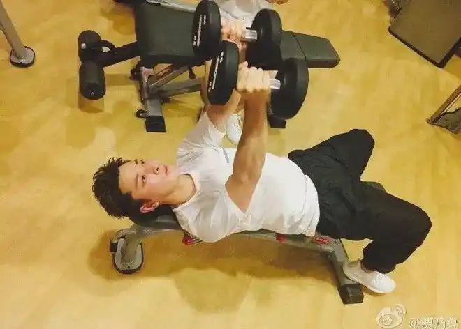 李小璐"不雅"短片被曝光,而贾乃亮在干什么呢?