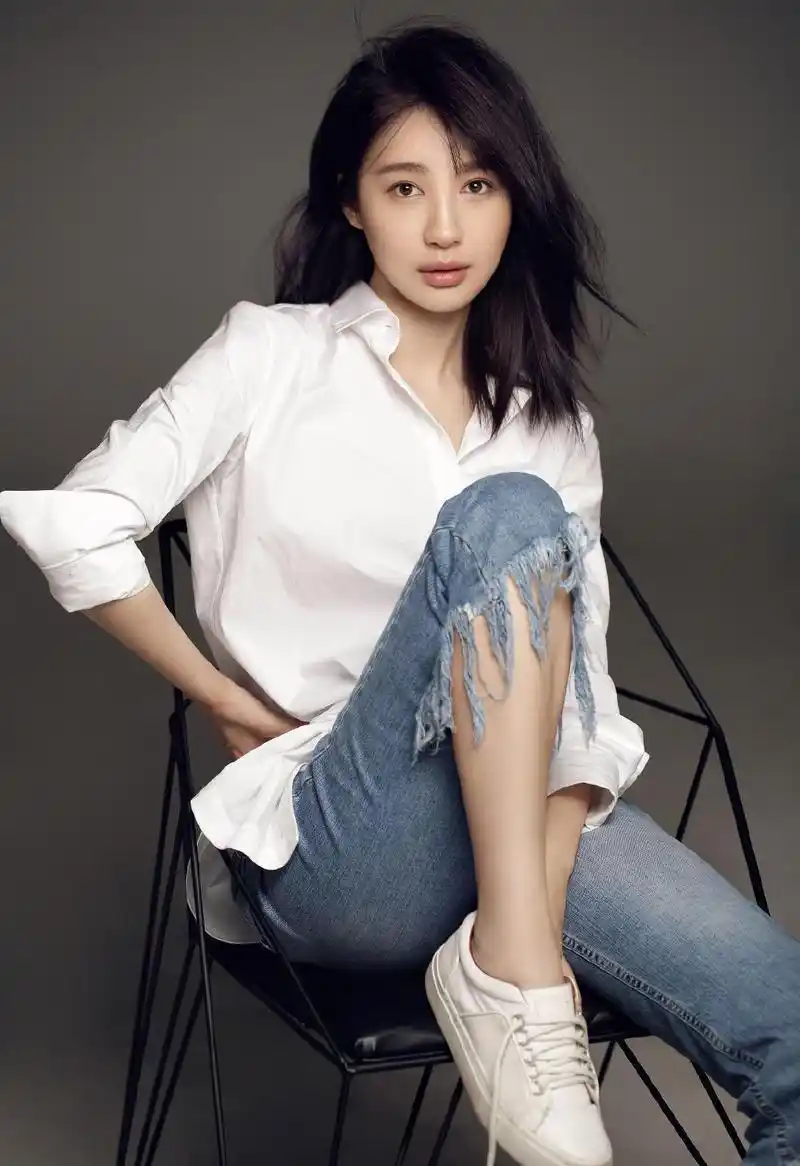 在杨颖和黄晓明的那场风波中,无论别人怎么说,李菲儿始终一言不发.