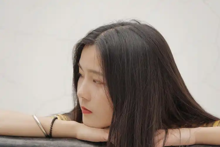 为什么有的女生侧脸比较好看但正脸一般?