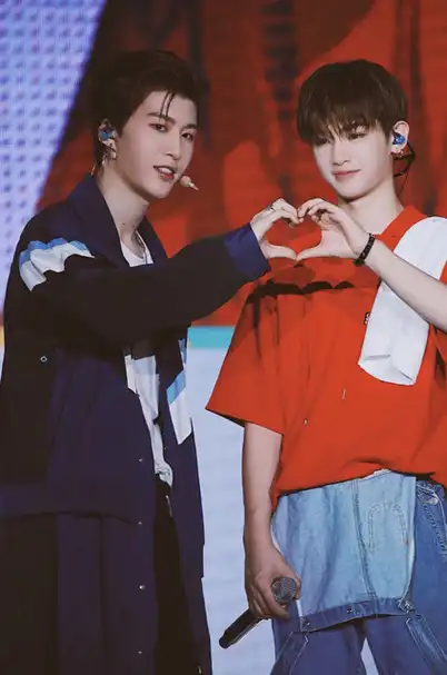 陈立农这一次穿着的也是很显眼,服装颜色和朱正廷相似,白色的t恤搭配