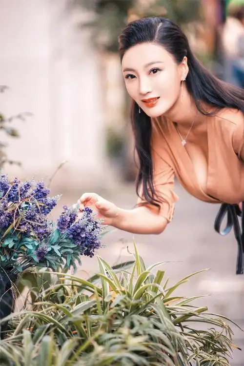 lisa胡自信登场的镜头气场十足,让人眼前一亮,不仅是剧中演员为之倾倒