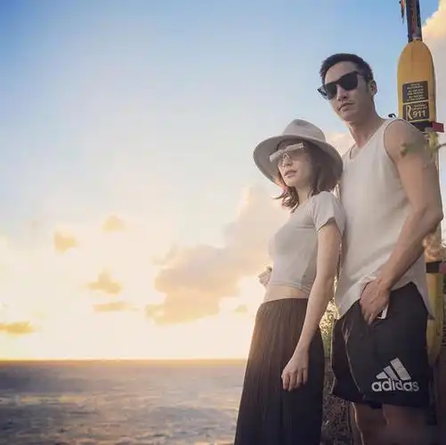 阿娇羞靠男友胸膛 17cm身高差搂腰好恩爱