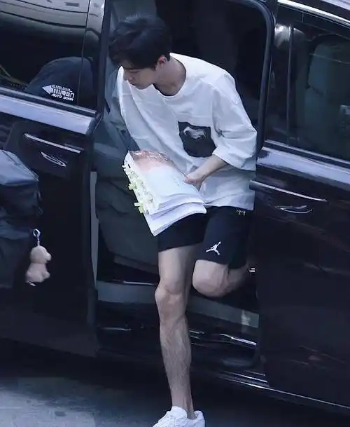 肖战和工作室一起"放粮",粉丝却喊话:肖战下次不许穿黑短裤_互动_话题