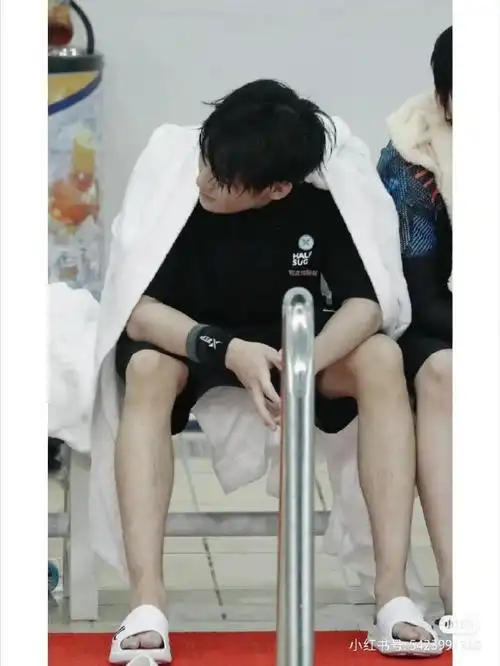 张真源超话来欣赏爱酱的雕塑美小腿7821566汀到了嘛@时代少年团