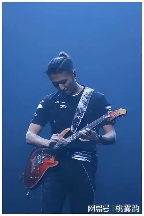 谢霆锋香港音乐会帅酷嗨翻全场这状态才是真正的香港顶流水平