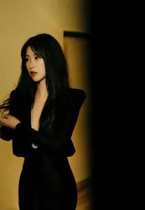 38岁朱珠真"敢穿",黑色低胸裙秀沙漏身材,当妈后仍是最美面孔_长裙