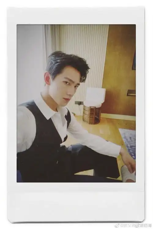 杨洋晒于途自拍照