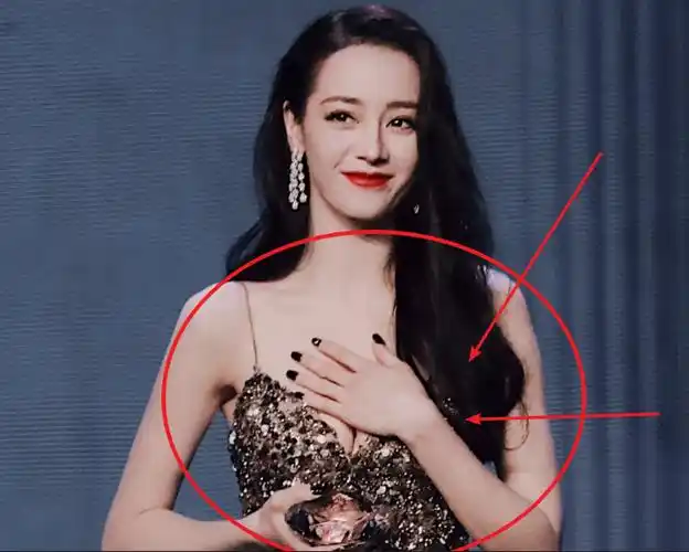 明星肚子不舒服捂肚子新闻_迪丽热巴迪丽热巴wenxi_迪丽迪巴裸色