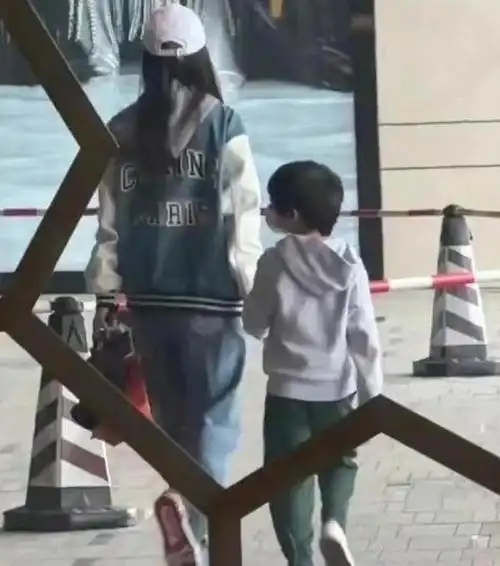 杨颖过35岁生日难得发了跟小海绵的合影虽然眼睛被墨镜遮到