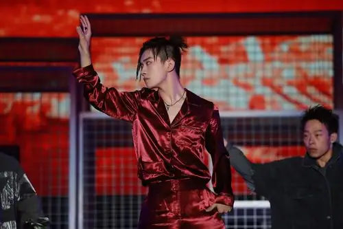 演唱会在北京工人体育场召开,在个人solo演出部分易烊千玺以一身