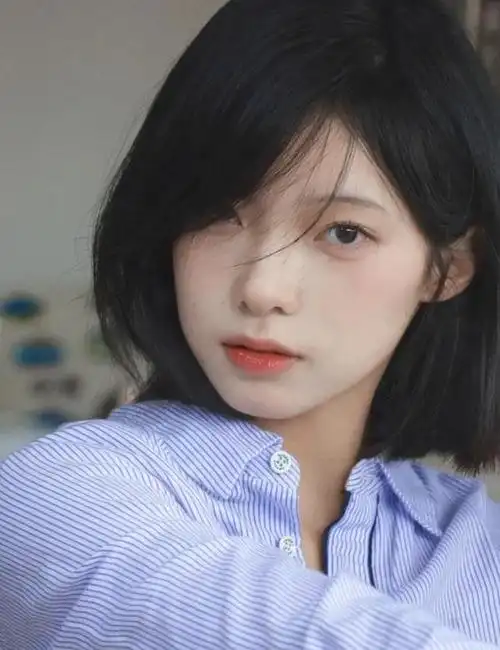 分刘海可以营造出不同的效果,二八偏分能让脸部看起来更瘦长,三七偏分