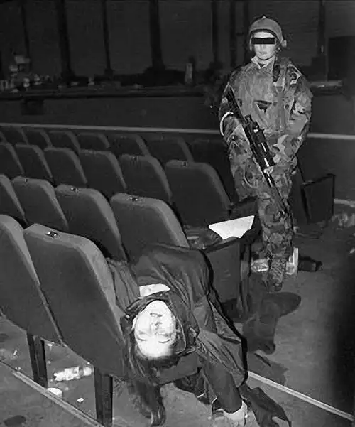 身上绑炸弹的女恐怖分子头部中枪死亡(四)统筹不力,现场混乱.