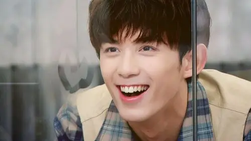 《大侦探》吴磊托腮偷瞄心仪女生,满眼宠溺的爱意甜笑不停