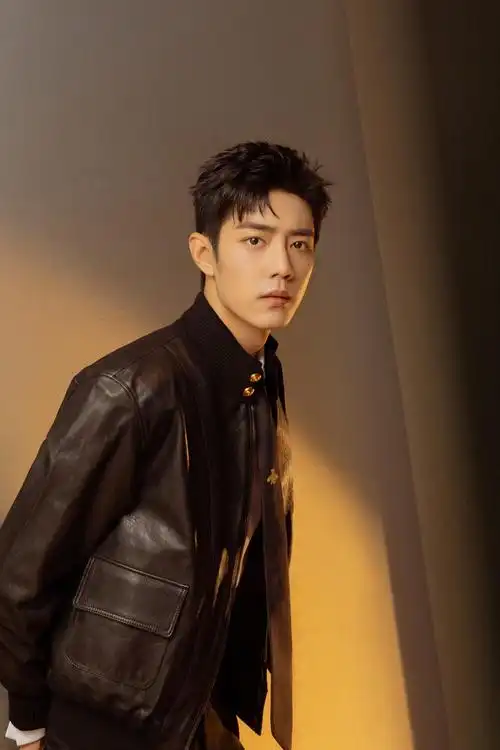 肖战67黑色皮衣清爽的短发和利落的脸部线条让整个造型简约又高级