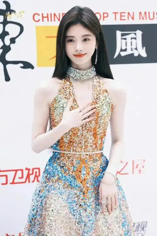 鞠婧祎人鱼礼服,活动生图来了