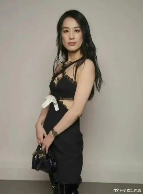 黄圣依#黄圣依的生图曝光,依然美丽动人,仿佛岁月对她格外温柔,果 ""