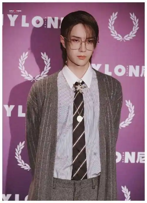 原创王一博戴上眼镜有多撩人粉丝酷盖能不能眼镜半永久