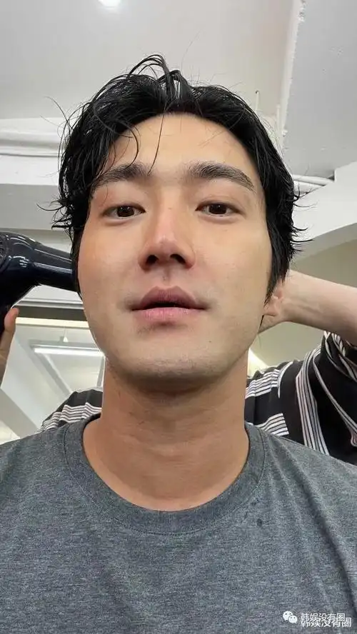 "简直换了一个人","奔跑吧马尼"……接着,崔始源还公开了自己刮胡子的