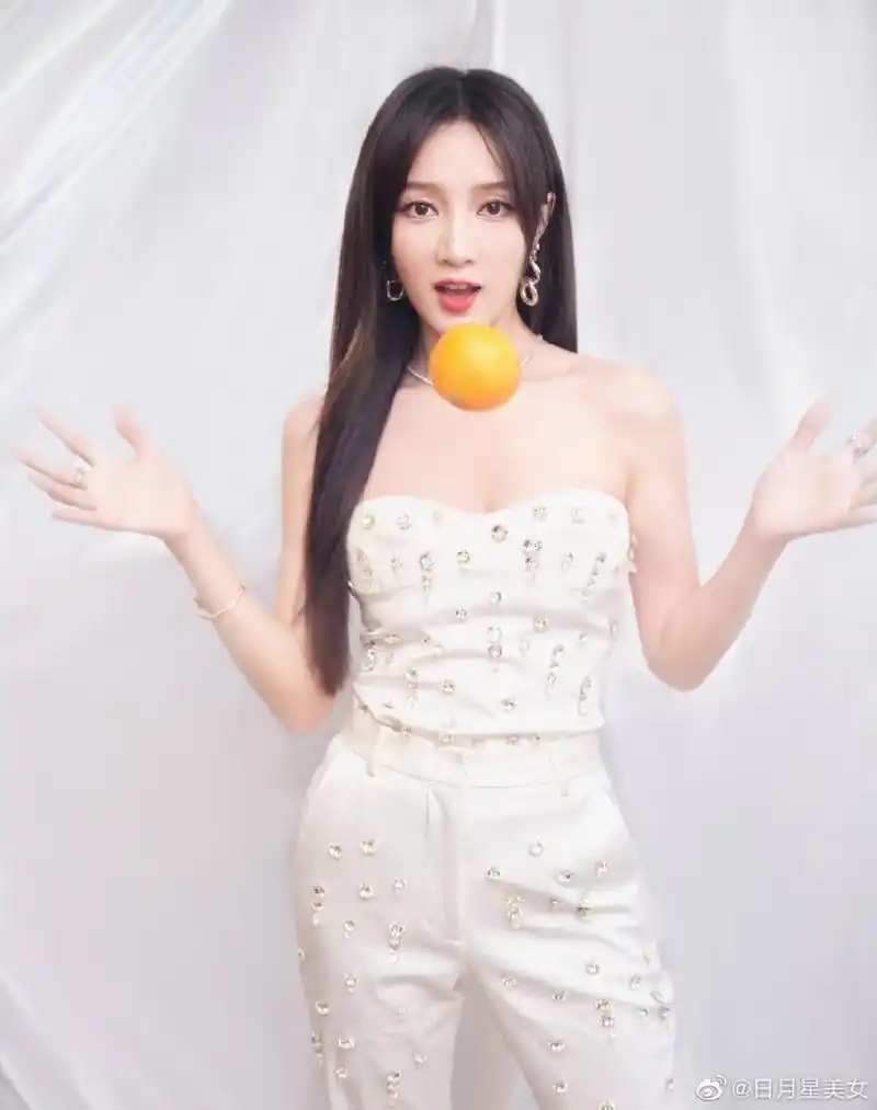 孟佳的女团造型充满了火辣与性感,每一个动作都展示了她的自信与魅力.