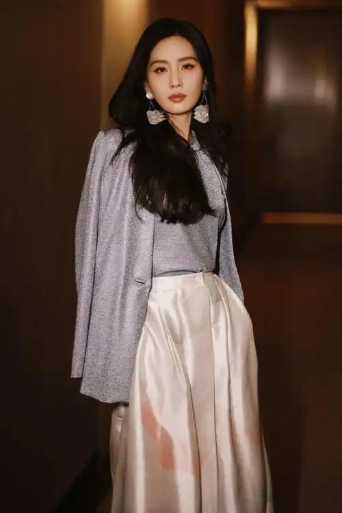 刘诗诗米兰时装周看秀造型有~身穿蓝色细闪上衣