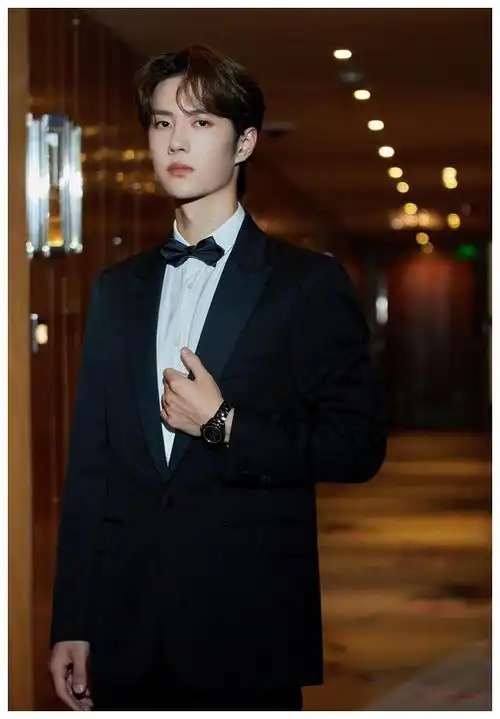 男星穿西装,王一博冷酷,蔡徐坤霸道,看到肖战:贵公子