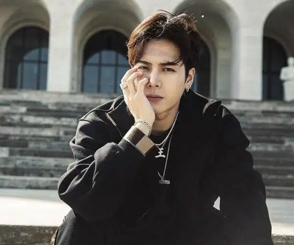 王嘉尔抽烟照片以一颗对待常人的心来看待