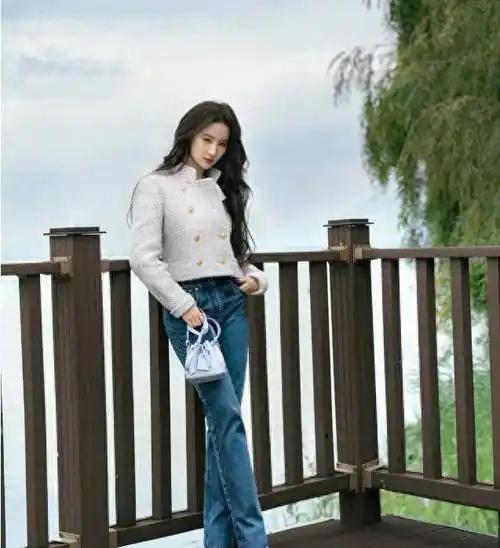 "彩虹线"的紧身牛仔裤搭配迷你外套,刘亦菲再走摩登路线!