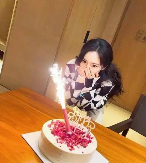 baby卡点为杨幂庆生,生日蛋糕寓意"520"_玫瑰花_明星_魏大勋