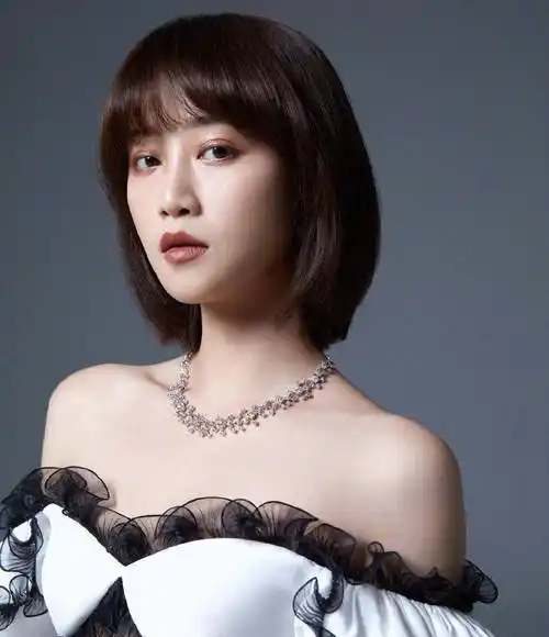 蓝盈莹最新杂志照穿紫色衬衫搭深蓝西服套装裙干练职场风