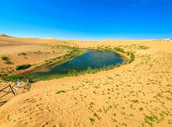 腾格里沙漠月亮湖