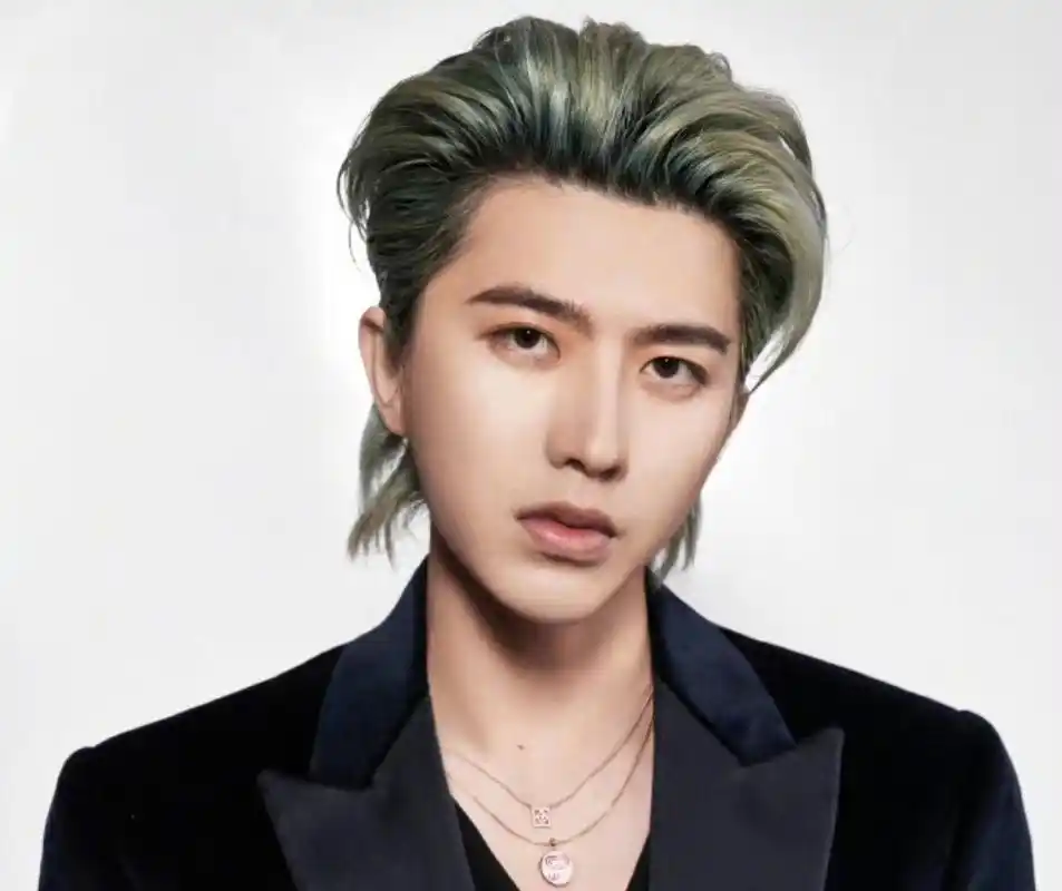 蔡徐坤和w女士接吻亲密照曝光,女方身份背景不简单,主动提分手