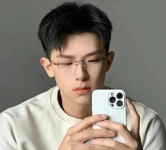 将刘海中分或者四六分,双侧整理出弧线,韩系发型,无论额头大小的男生