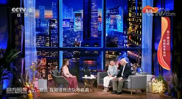 主舞台,访谈区的视觉背景随采访人物与内容而变化,让观众融入"空间