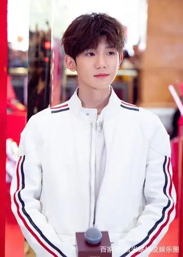 清爽帅气,王源笑容苏炸第一波儿来袭!