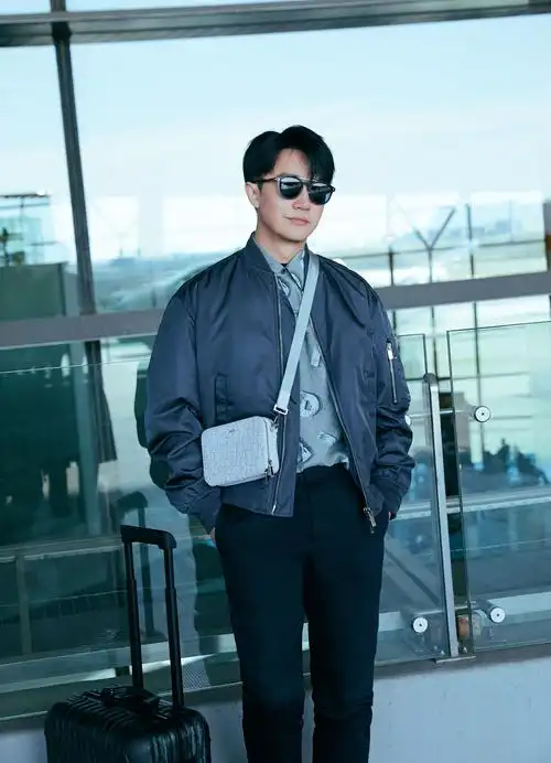 黄轩再赴巴黎时装周探索品牌新风尚