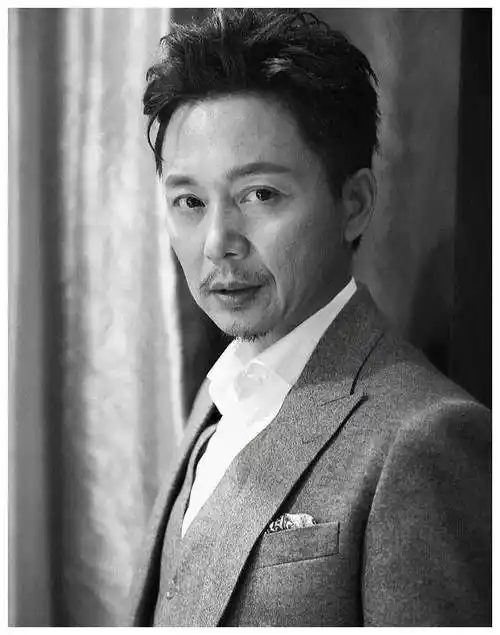 他和年轻女演员的合作毫无违和感,这种时尚魅力十足的绅士大叔实在让