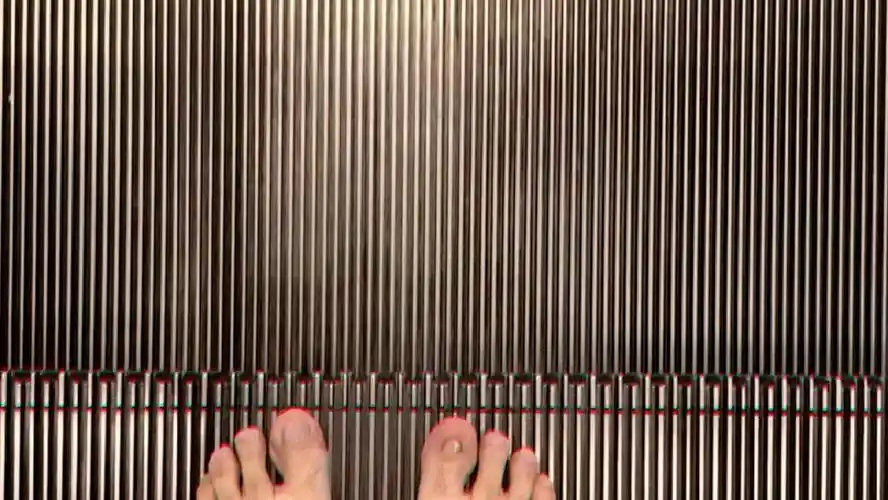 赤脚大挑战:光脚吃完饭后,再赤脚逛逛商场,结束这一天的生活