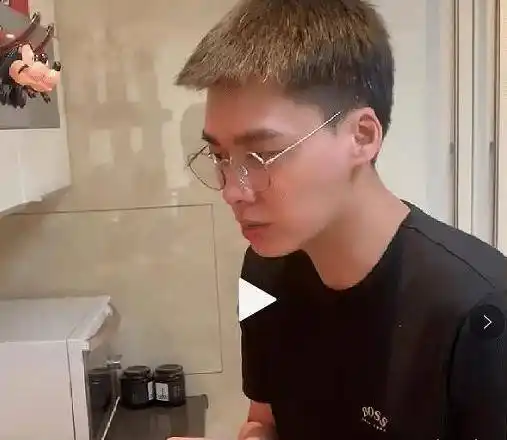 李易峰素颜无滤镜,脸上没有任何的痘印,像极了十八岁的"男友脸"_直播