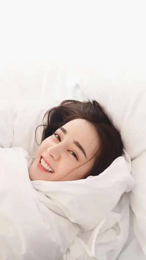 迪丽热巴可爱图片手机壁纸