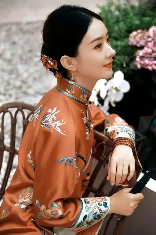 赵丽颖橘色旗袍造型,拿小扇温婉柔美如画中人,贤淑优雅大气