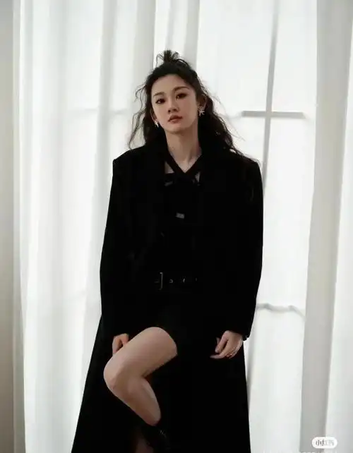 郑恺老婆苗苗浪姐上班图黑色皮衣高马尾头又美又飒