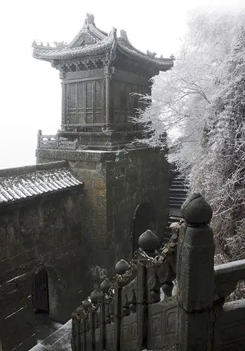 此建筑为武当山金顶南天门,全为石刻垒砌而成,建于明永乐十三年.