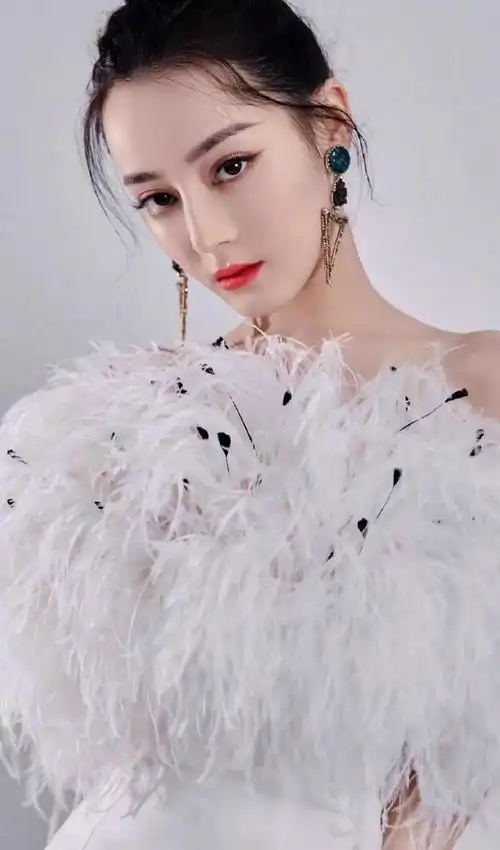 迪丽热巴闪钻亮片漏沟长裙光彩夺目魔鬼身材性感火辣