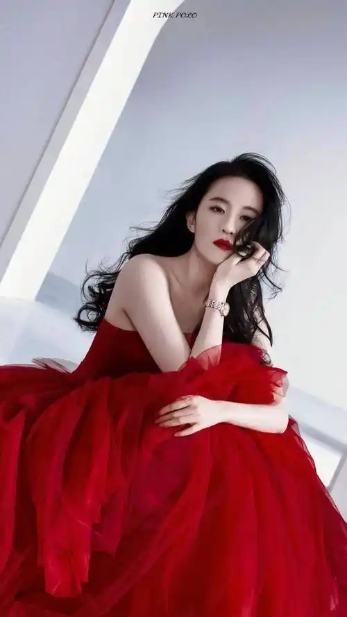 刘亦菲身穿抹胸红裙,美艳动人_红衣_铜雀台_石榴裙