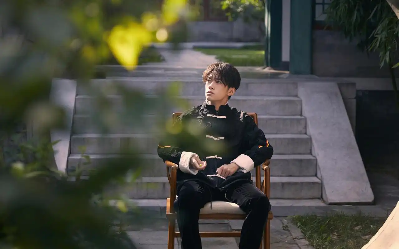 易烊千玺封面花絮照图片桌面壁纸