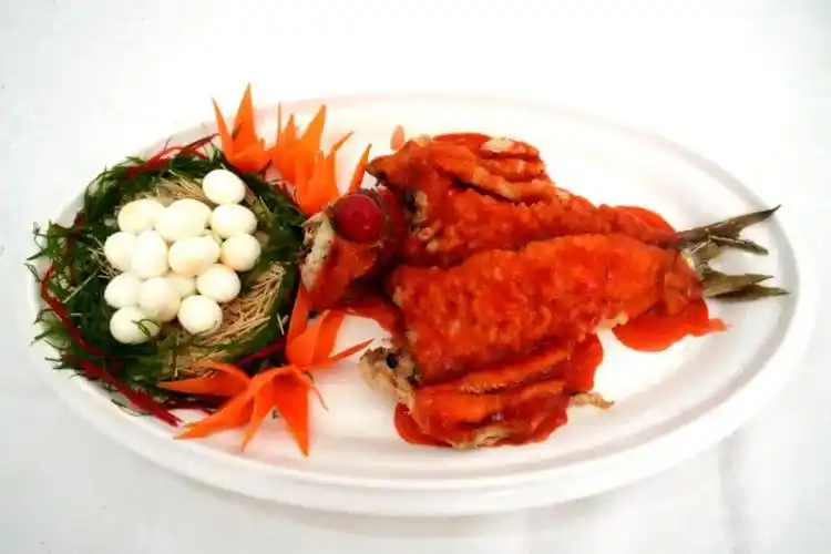 比赛中,参赛选手需要在75分钟内制作出一道以淡水鱼为主材料的美食