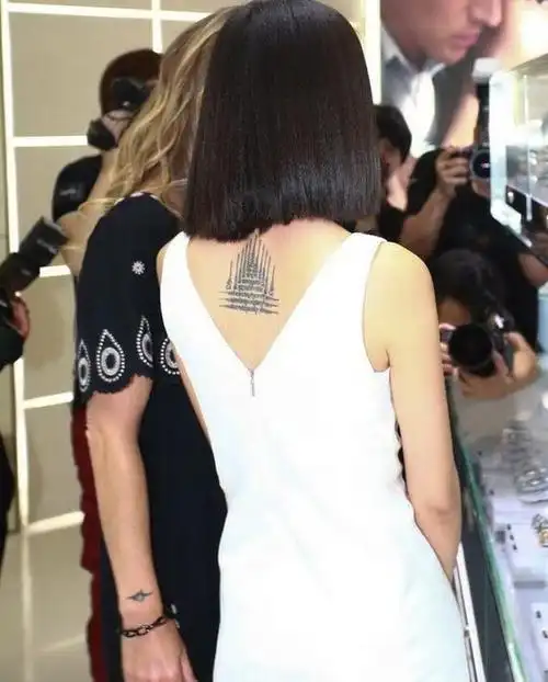 女星张歆艺背部性感梵文纹身图片