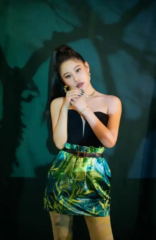 袁娅维衣品另类值爆表,放下高马尾换上紫纱裙,错落设计宛如瀑布