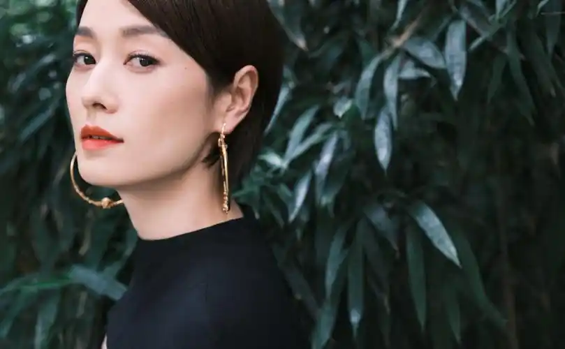 马伊琍穿黑色系长裙尽显优雅,初秋时尚单品选它